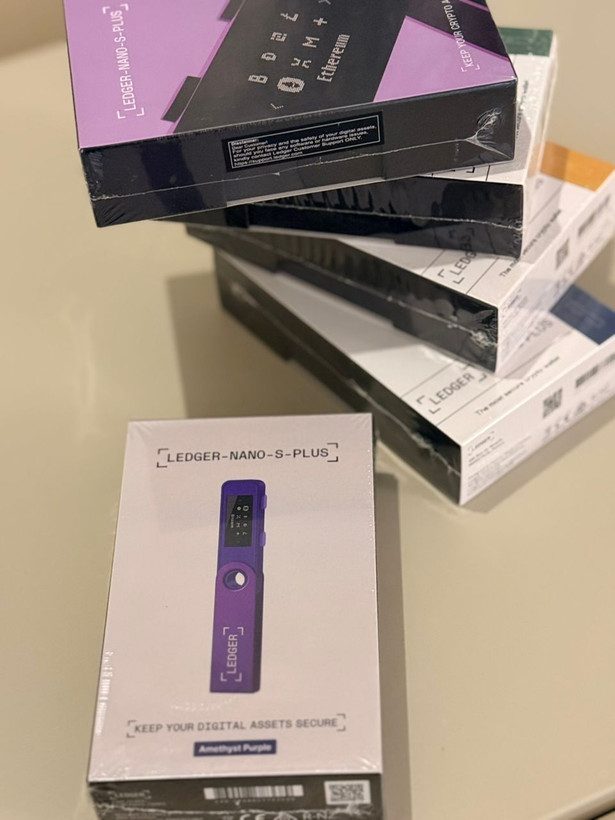 کیف پول سخت افزاری لجر نانو اس پلاس Ledger Nano s plus