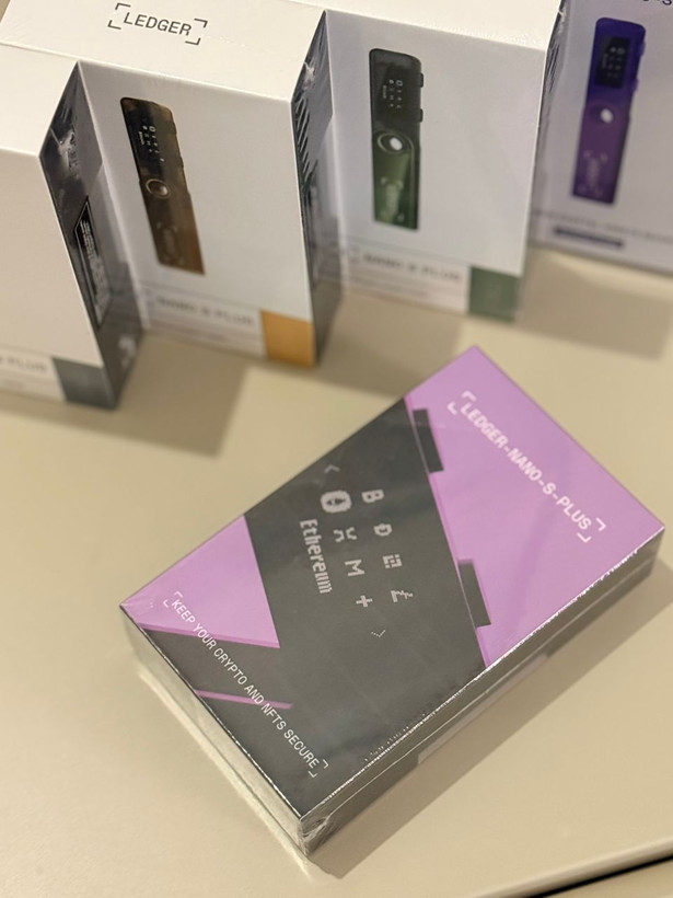 کیف پول سخت افزاری لجر نانو اس پلاس Ledger Nano s plus