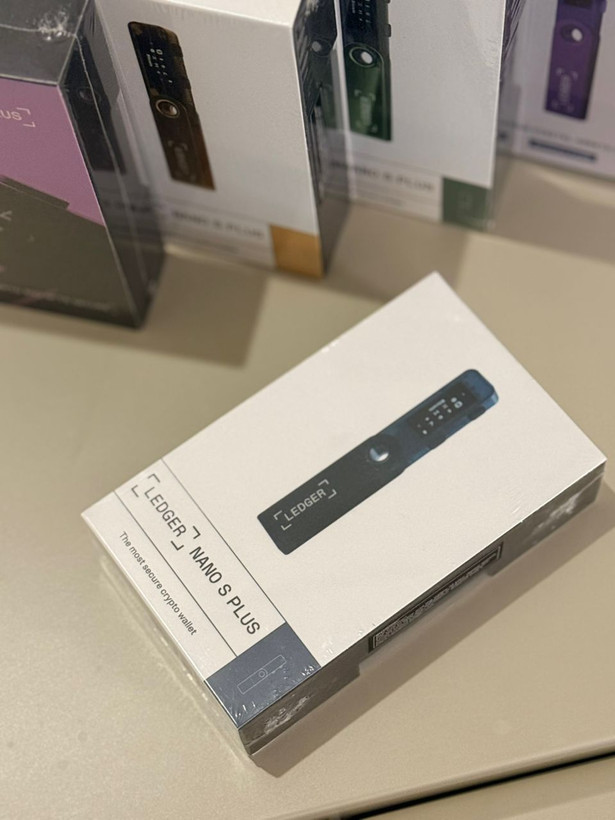 کیف پول سخت افزاری لجر نانو اس پلاس Ledger Nano s plus