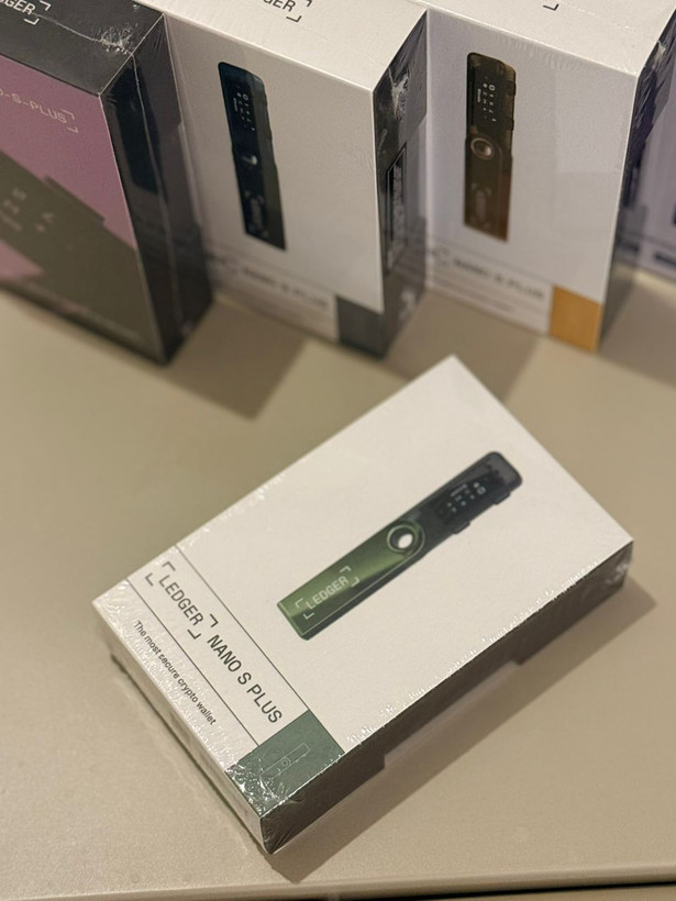 کیف پول سخت افزاری لجر نانو اس پلاس Ledger Nano s plus