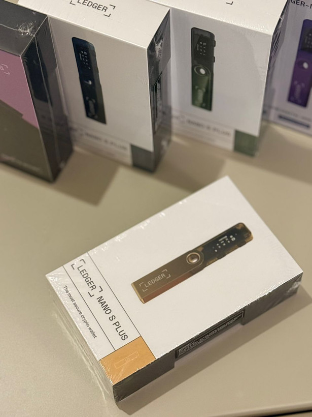 کیف پول سخت افزاری لجر نانو اس پلاس Ledger Nano s plus