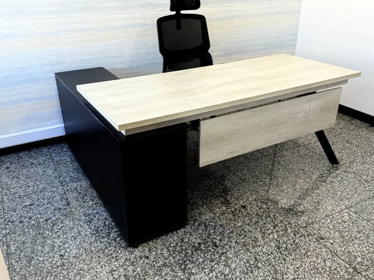 میز مدیریت MDF ال دار پایه فلزی m103